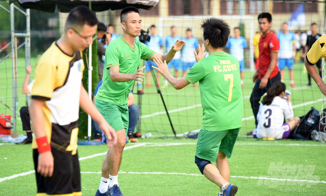 Hai khoảnh khắc tỏa sáng của Quang Trung ở chung kết giúp Học viện Nông nghiệp Việt Nam lên ngôi vô địch. Ảnh: AT.