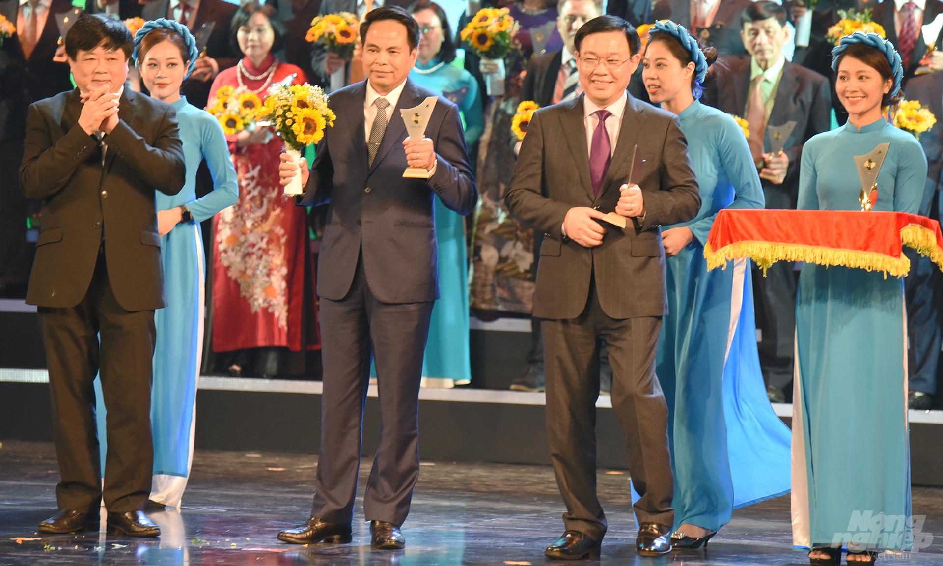 Chủ tịch HĐQT Tổng Công ty Sông Gianh, Biền Văn Nga nhận giải thưởng Thương hiệu Việt Nam. Ảnh: Hùng Thắng.