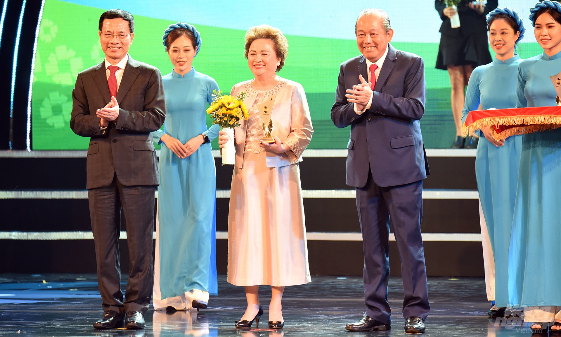 Bà Nguyễn Thị Nga, Chủ tịch Tập đoàn BRG nhận giải thưởng vinh danh Thương hiệu Quốc gia. Ảnh: Hùng Thắng.