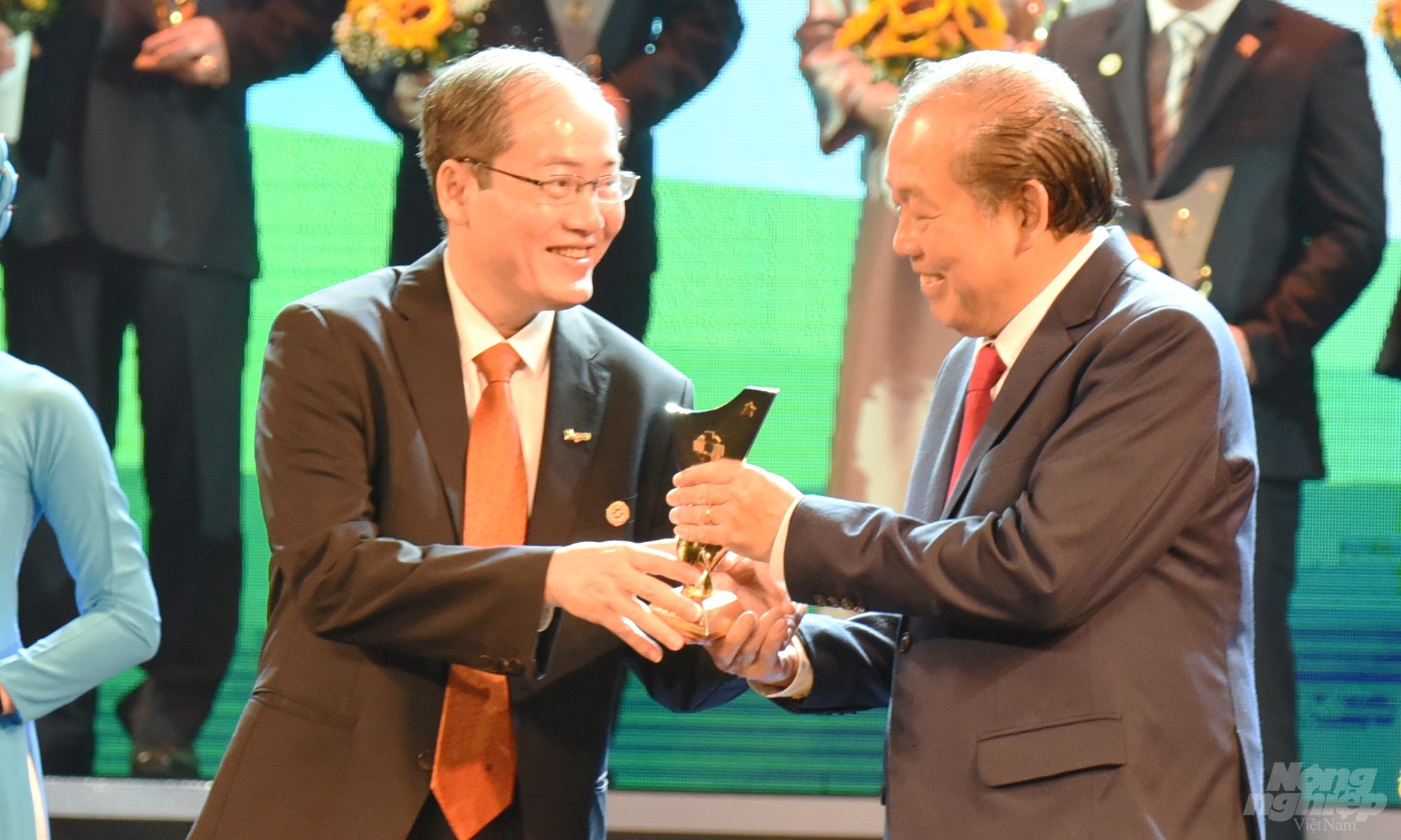 CEO Vũ Thanh Sơn của Hapro trên sân khấu nhận giải. Ảnh: Hùng Thắng.