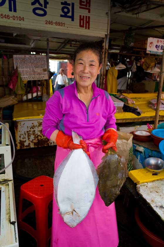 Khu chợ Busan, liền kề cảng cá, chủ yếu được điều hành bởi những ajumma (phụ nữ trung niên).