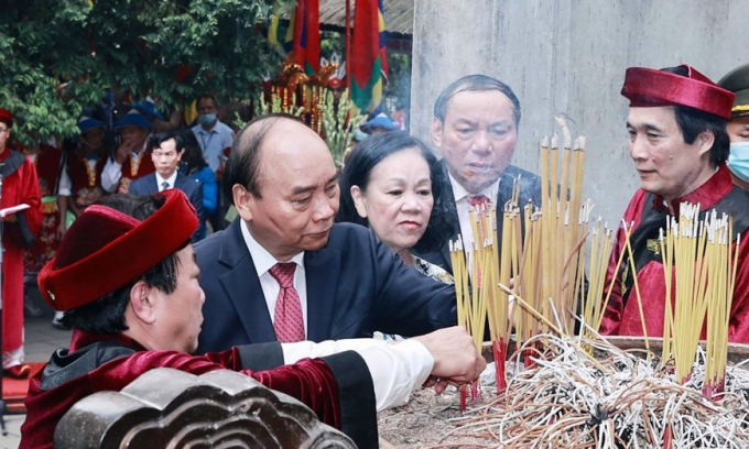 Chủ tịch nước Nguyễn Xuân Phúc dâng hương tưởng niệm tại khu di tích Đền Hùng. Ảnh: TTXVN.