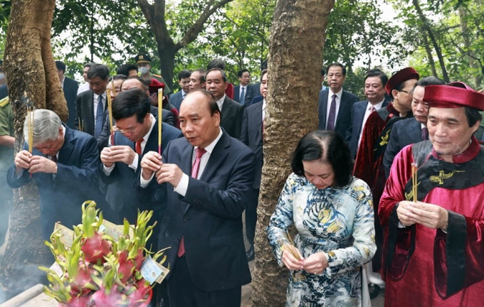 Chủ tịch nước Nguyễn Xuân Phúc cùng các vị lãnh đạo Đảng, Nhà nước. Ảnh: TTXVN.