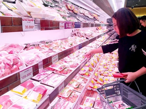 Customers buy pork at a supermarket in Ha Noi. Photo: Vietnamnet.