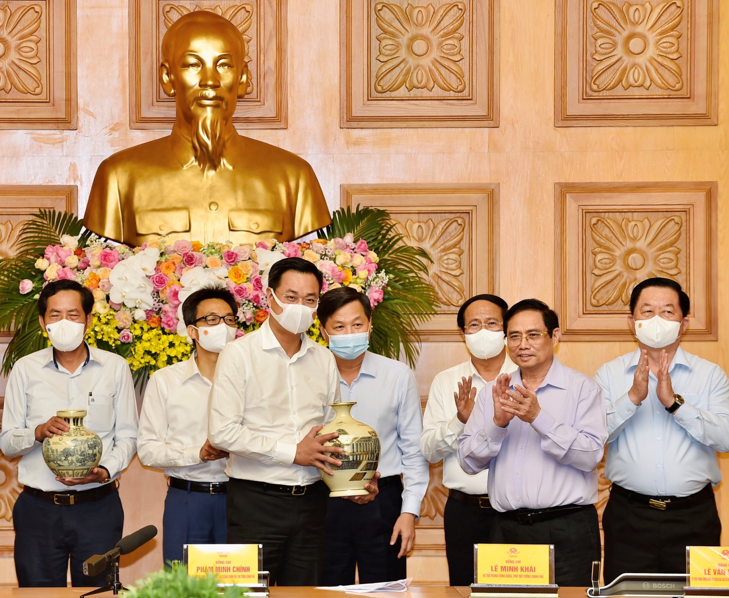 Thủ tướng Phạm Minh Chính trao quà tặng các cơ quan báo chí tại cuộc gặp mặt. Ảnh: VGP.