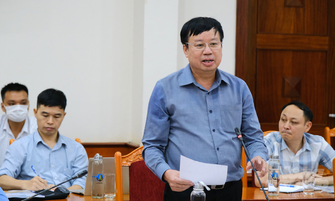 Viện trưởng Viện Quy hoạch thủy lợi Đỗ Văn Thành chỉ ra những khu vực nên ưu tiên xây dựng hệ thống ống dẫn nước. Ảnh: Bảo Thắng.
