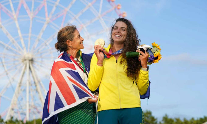 Jess Fox (phải) giành HCV cho đua thuyền Australia.