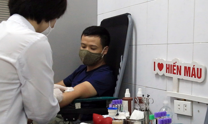 Người tình nguyện hiến máu đeo khẩu trang, và đảm bảo giữ khoảng cách trong suốt quá trình. Ảnh: Lê Việt.