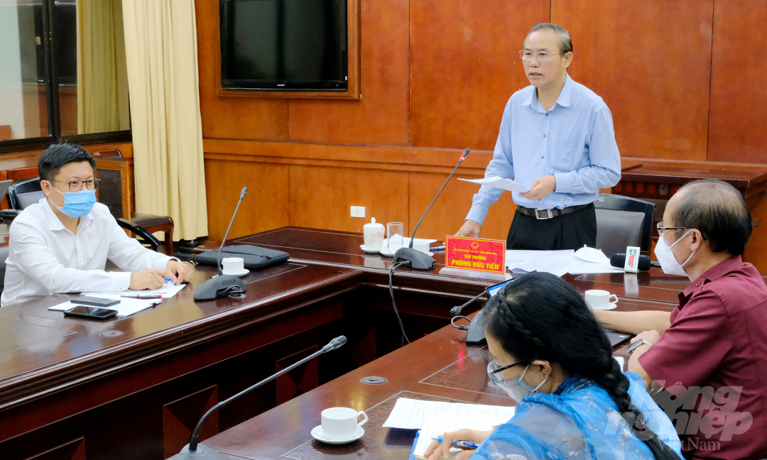Deputy Minister Phung Duc Tien chaired the briefing session of MARD's Working Group 3430. Photo: Bao Thang.