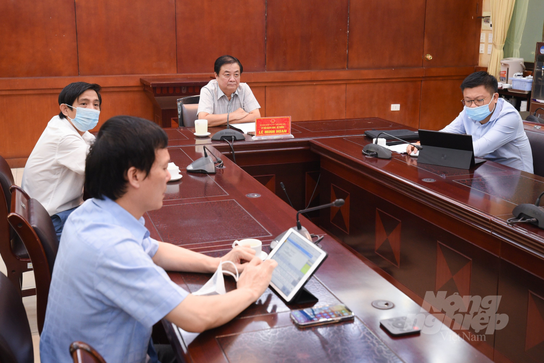 Bộ trưởng Lê Minh Hoan chủ trì điểm cầu tại Bộ NN-PTNT. Ảnh: Tùng Đinh.