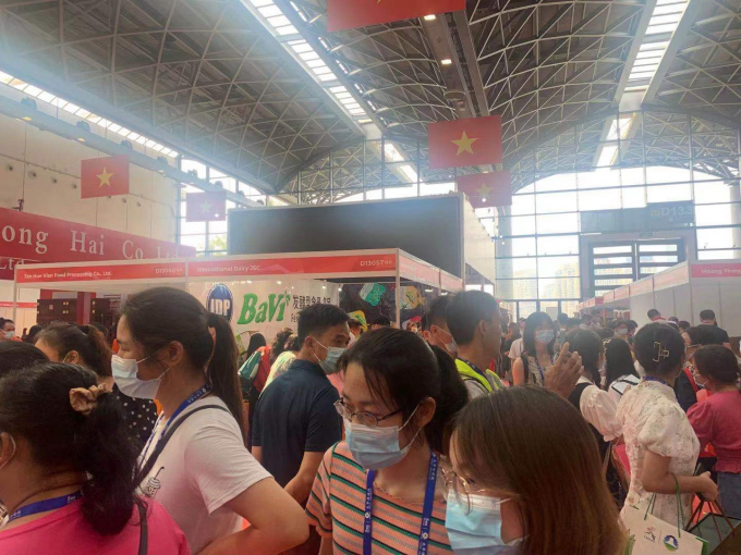 Khu gian hàng Việt Nam tại Hội chợ CAEXPO 2021 thu hút đông đảo khách tham quan, mua sắm.