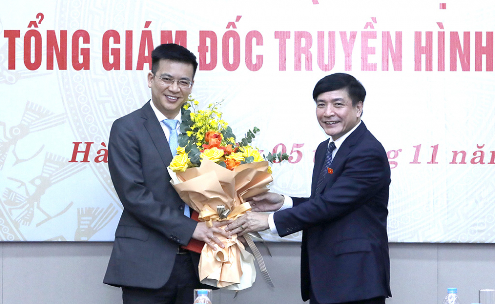 Chủ nhiệm Văn phòng Quốc hội Bùi Văn Cường trao Quyết định tiếp nhận và bổ nhiệm Tổng Giám đốc Truyền hình Quốc hội Việt Nam cho ông Lê Quang Minh. 