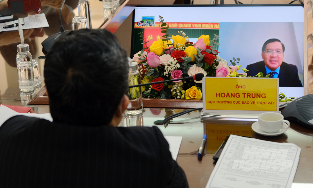 Ông Hoàng Trung, Cục trưởng Cục Bảo vệ thực vật trao đổi cùng ông Trần Thanh Vũ, Chủ tịch Hiệp hội Croplife Việt Nam. Ảnh: Bảo Thắng.