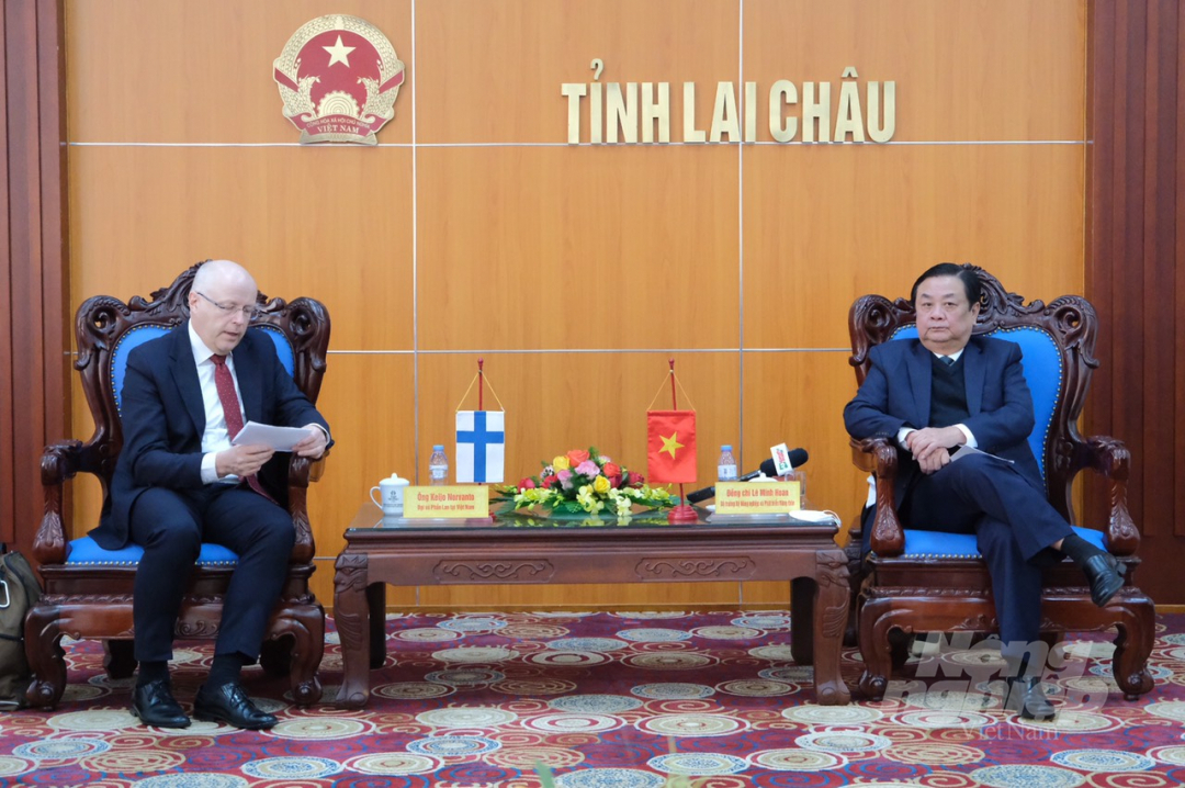 Bộ trưởng Lê Minh Hoan tiếp Đại sứ Phần Lan tại Việt Nam, ông Keijo Ensino Norvanto. Ảnh: Bảo Thắng.