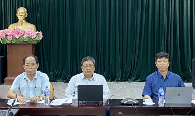 Mr. Le Viet Binh, Deputy Chief of Office of the Ministry of Agriculture and Rural Development (left) and Mr. Le Thanh Tung, Deputy Director of the Department of Crop Production (middle) running the forum at the Southern region bridgehead.