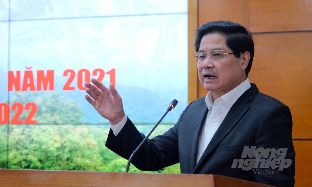 Deputy Minister of Agriculture and Rural Development Le Quoc Doanh delivered a speech at the forestry sector review conference. Photo: Bao Thang.