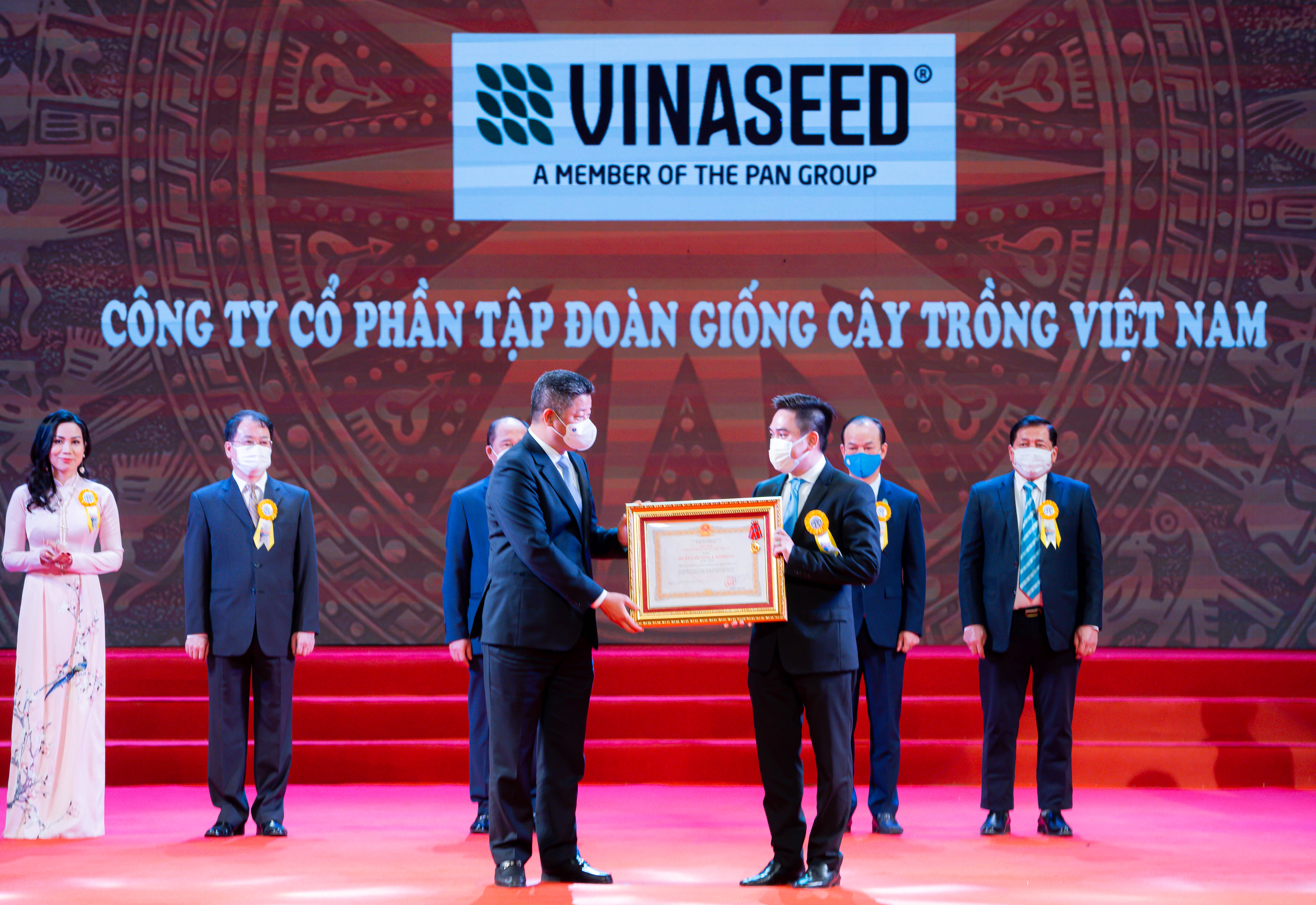 Công ty Cổ phần Tập đoàn Giống cây trồng Việt Nam (Vinaseed) nhận Huân chương Lao động hạng Nhất của Chủ tịch nước.