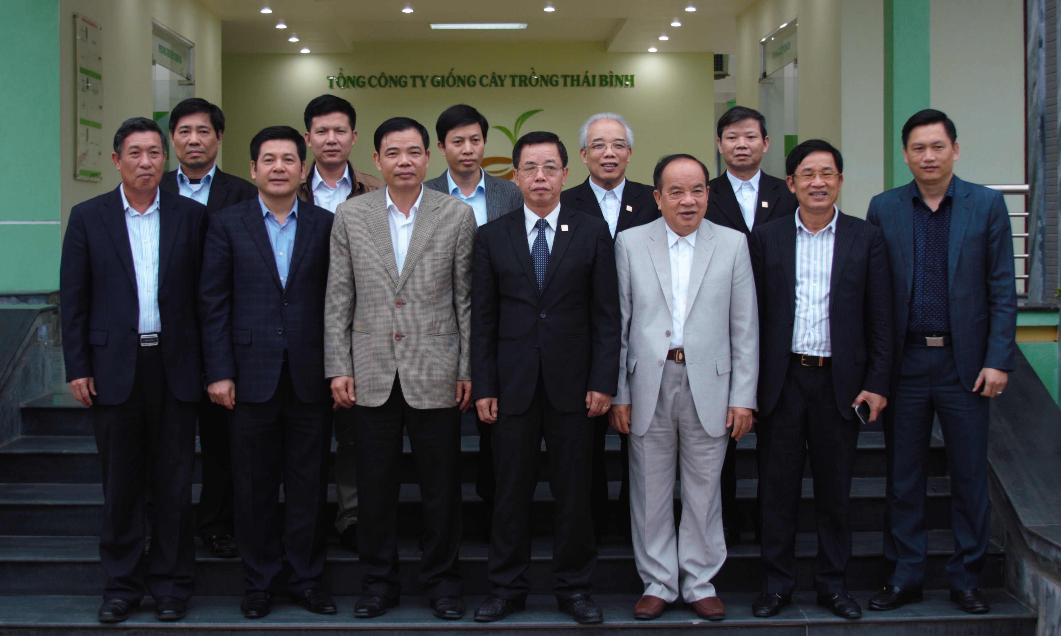 Nguyên Bộ trưởng Bộ NN-PTNT Nguyễn Xuân Cường cùng Bộ trưởng Bộ Công thương Nguyễn Hồng Diên, khi đó là Chủ tịch UBND tỉnh Thái Bình tới thăm ThaiBinh Seed.