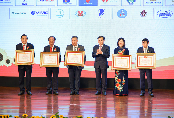 Bà Phạm Thị Thu Hồng - Tổng Giám đốc Công ty CP Lương thực Thực phẩm Safoco nhận Danh hiệu Chiến sĩ thi đua toàn quốc.