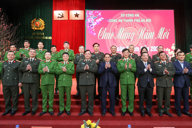 Thủ tướng chụp ảnh kỷ niệm cùng lãnh đạo Công an Hà Nội. Ảnh: VGP.