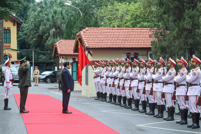 Thủ tướng thăm, chúc Tết, kiểm tra công tác tại Công an Hà Nội. Ảnh: VGP.