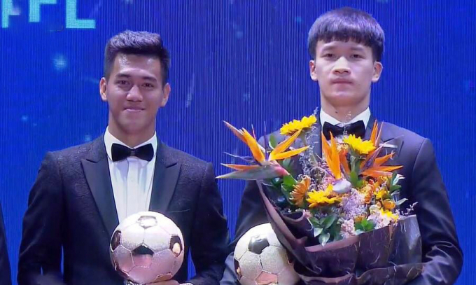 Hoàng Đức (phải) nhận Quả bóng vàng Việt Nam 2021.