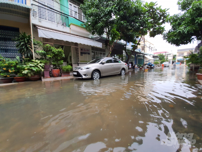 Khu dân cư An Khánh, quận Ninh Kiều nước ngập tràn cả vào nhà. Ảnh: Lê Hoàng Vũ.