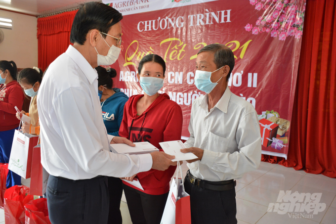 Ông Phạm Anh Tuấn, Phó Giám đốc Agribank Chi nhánh Cần Thơ II trao quà cho bà con có hoàn cảnh khó khăn. Ảnh: Hoàng Anh.