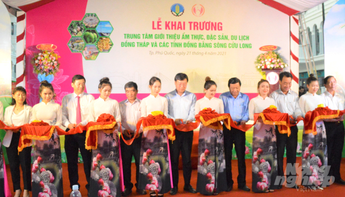 Trung tâm giới thiệu ẩm thực, du lịch, đặc sản Đồng Tháp và các tỉnh ĐBSCL - The Mekong Connect chính thức khai trương, phục vụ du khách tại Phú Quốc, tối 21/4. Ảnh: Trung Chánh.