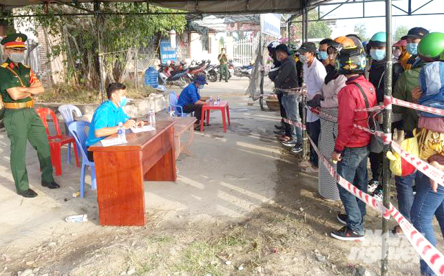 Người dân trước khi vào tỉnh Cà Mau phải qua khai báo y tế tại trạm kiểm soát trên tuyến đường Quản lộ Phụng Hiệp. Ảnh: Trọng Linh.
