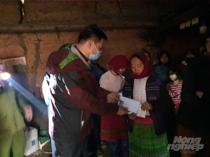 Lãnh đạo huyện Đồng Văn đến thăm hỏi, động viên các gia đình có nạn nhân bị sét đánh. Ảnh: Đào Thanh.