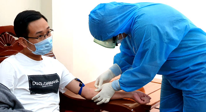 Cán bộ Trung tâm Kiểm soát bệnh tật tỉnh Tuyên Quang lấy mẫu xét nghiệm của những người nghi nhiễm. Ảnh: Báo Tuyên Quang.