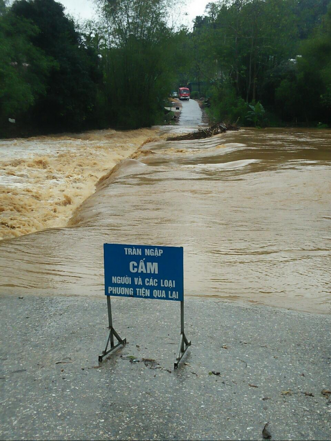Mưa lớn khiến nhiều tuyến đường ở huyện Hàm Yên bị ngập úng cục bộ. Ảnh: CTV.