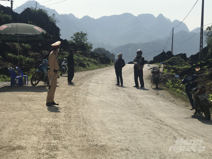 Lực lượng chức năng huyện Đồng Văn thực hiện chốt chặn kiểm soát đi lại của người dân để phòng ngừa Covid-19. Ảnh: Đào Thanh.