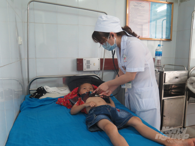 Bác sỹ Bệnh viện Đa khoa tỉnh Tuyên Quang theo dõi sức khỏe của bệnh nhi bị ngộ độc do ăn cóc. Ảnh: Đào Thanh.