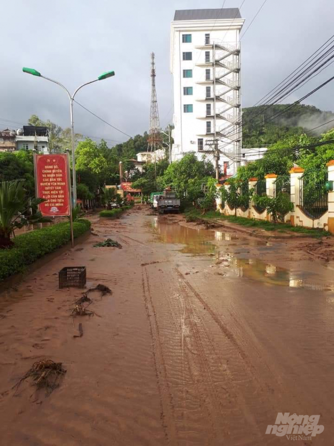 Mưa lớn khiến một số tuyến đường tại thị trấn Yên Minh, huyện Yên Minh bị ngập úng cục bộ. Ảnh: Lê Hoàn. 