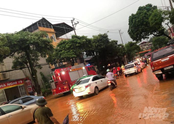 Cơn mưa lớn vào chiều 9/6 gây ngập úng cục bộ tại TP Hà Giang. Ảnh: Lê Hoàn.
