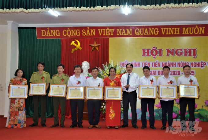 Trong phong trào thi đua yêu nước giai đoạn 2015-2020, tỉnh Tuyên Quang có 2 tập thể, 8 cán nhân được Bộ trưởng Bộ NN-PTNT tặng Bằng khen. Ảnh: Đào Thanh.
