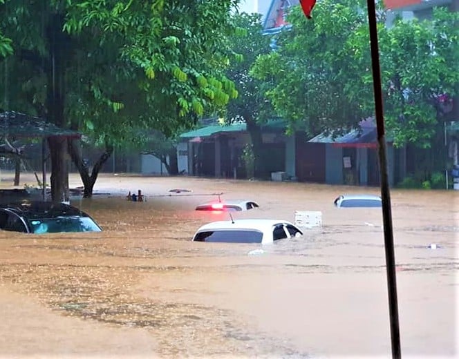 Nhiều xe ô tô ở Hà Giang bị nhấn chìm trong nước. Ảnh: TL.