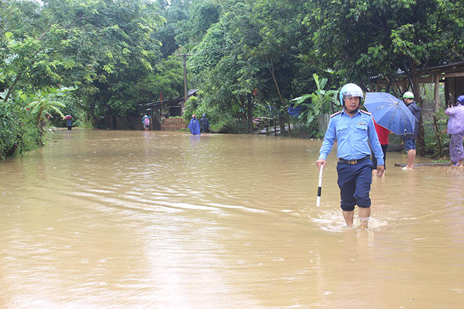 Mưa lớn gây ngập úng cục bộ tại thị trấn Na Hang, huyện Na Hang, tỉnh Tuyên Quang. Ảnh: TL.