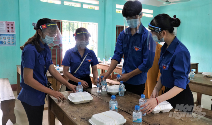Hơn 6.400 suất cơm miễn phí đã được chuẩn bị cho các thí sinh trong kỳ thi tốt nghiệp THPT Quốc gia năm 2020 tại tỉnh Tuyên Quang. Ảnh: Phạm Yến. 