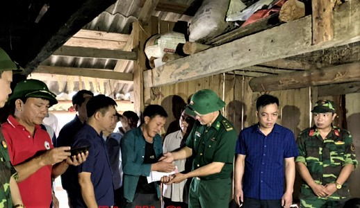 Lực lượng chức năng tỉnh Hà Giang đến thăm hỏi, động viên gia đình nạn nhân. Ảnh: TL.