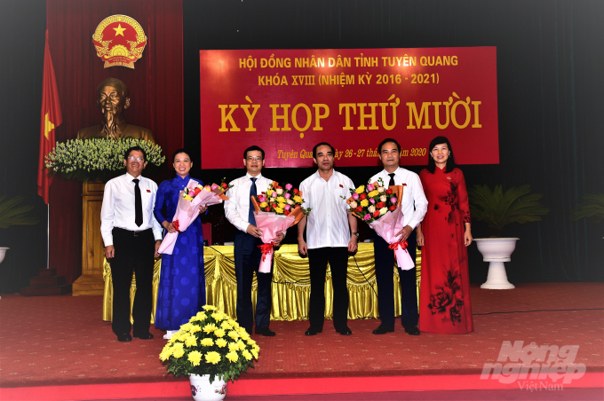 Lãnh đạo tỉnh Tuyên Quang tặng hoa chúc mừng các đồng chí tân Chủ tịch, Phó Chủ tịch UBND tỉnh Tuyên Quang. Ảnh: Thành Công.