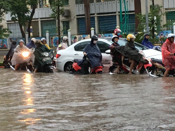 Mưa lớn khiến một số tuyến đường tại thành phố Thái Nguyên bị ngập úng. Ảnh: CTV.
