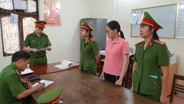 Cơ quan Cảnh sát điều tra tống đạt các Quyết định khởi tố vụ án, khởi tố bị can đối với Nguyễn Thị Hồng Trang. Ảnh: Công an tỉnh Hà Giang.