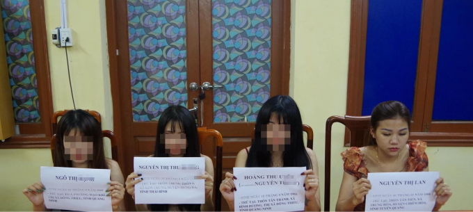 Tú bà 9x Nguyễn Thị Lan cùng các đối tượng tại cơ quan công an. Ảnh: Công an tỉnh Tuyên Quang.