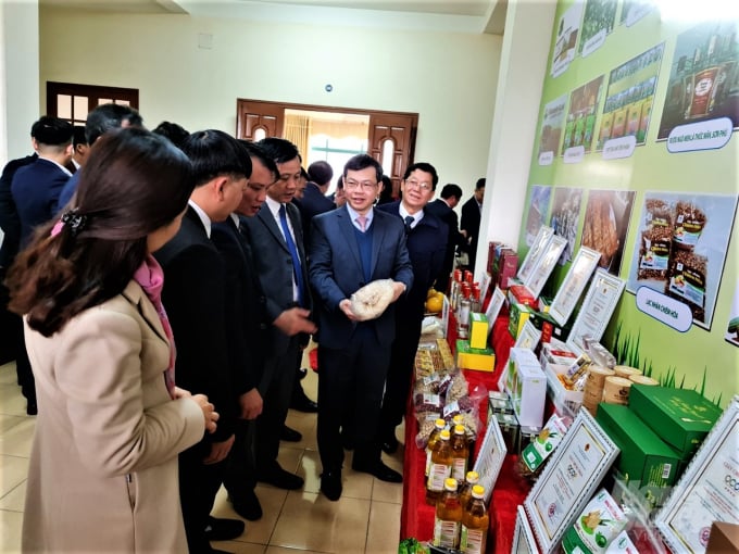 Các đại biểu tham quan sản phẩm OCOP của ngành NN-PTNT tỉnh Tuyên Quang bên lề hội nghị. Ảnh: Đào Thanh.
