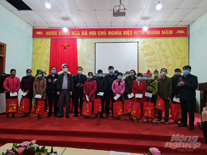 Đoàn công tác của Bộ NN-PTNT tặng quả cho hộ nghèo, hộ có hoàn cảnh khó khăn tại huyện Vị Xuyên, tỉnh Hà Giang. Ảnh: Đào Thanh.