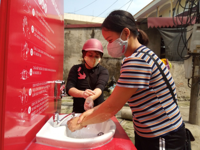 Đeo khẩu trang, rửa tay sát khuẩn nơi công cộng luôn được ngành chức năng tỉnh Hà Giang khuyến cáo người dân thực hiện nghiêm túc. Ảnh: Báo Hà Giang.