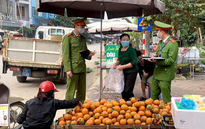 Lực lượng chức năng tỉnh Tuyên Quang kiểm tra việc thực hiện đeo khẩu trang nơi công cộng của người dân. Ảnh: TL.